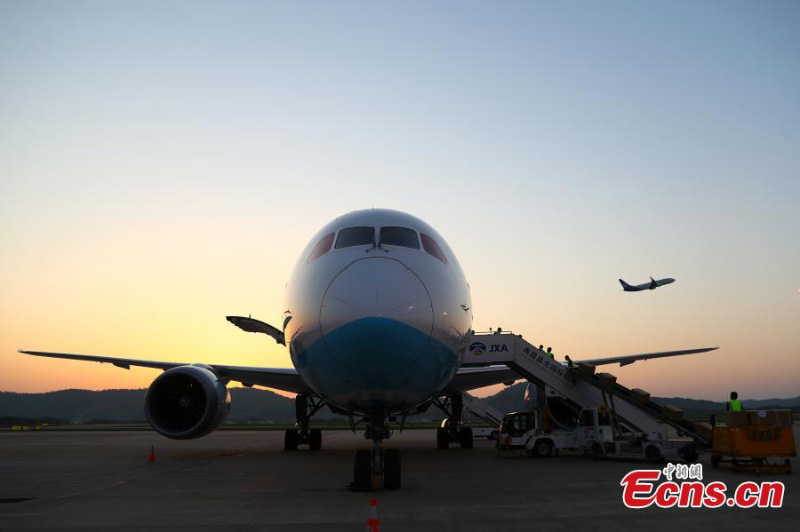 Des avions charters pour la lutte internationale contre l'épidémie décollent de Nanchang