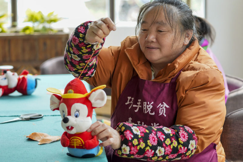 Les tigres en tissu traditionnels ouvrent de nouvelles voies pour les femmes défavorisées