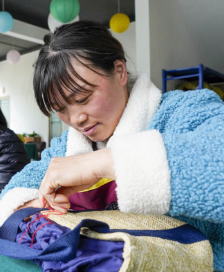 Les tigres en tissu traditionnels ouvrent de nouvelles voies pour les femmes défavorisées