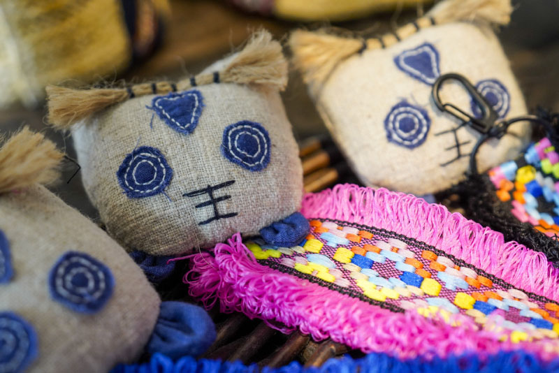 Les tigres en tissu traditionnels ouvrent de nouvelles voies pour les femmes défavorisées