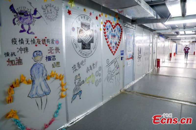 En photos : des messages d'espoir dessinés sur les murs de l'h?pital Leishenshan de Wuhan 