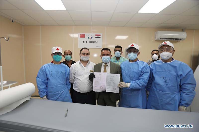 Des experts médicaux chinois installent un tomodensitomètre pour aider à lutter contre le COVID-19 en Irak