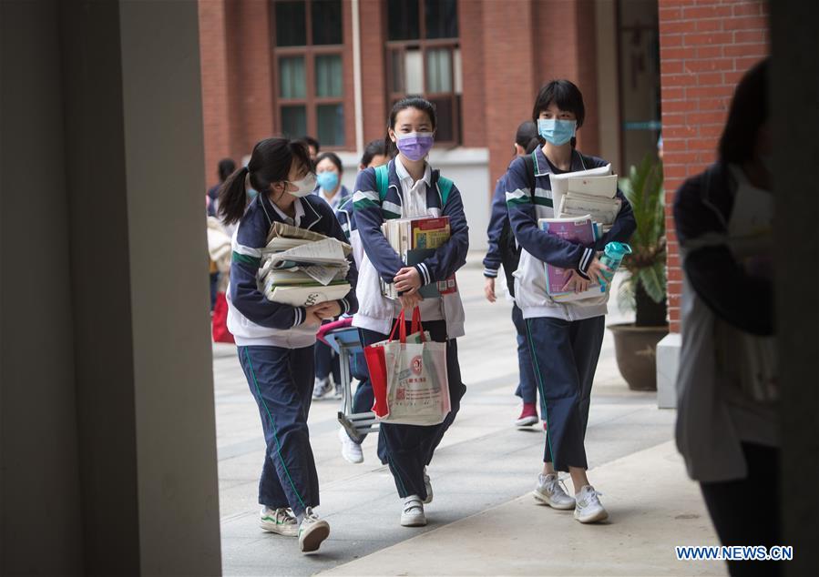 Les élèves de terminale à Wuhan reprennent les cours