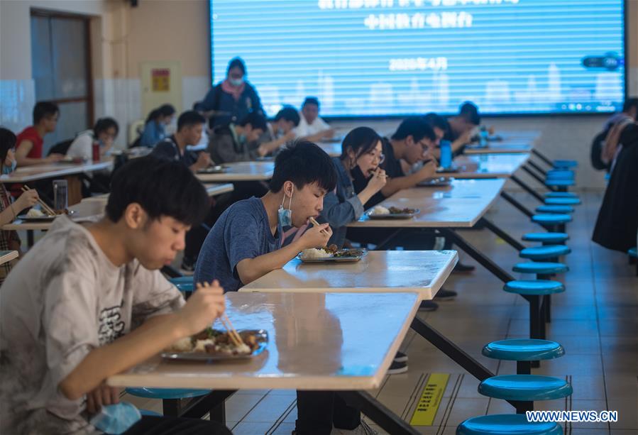 Les élèves de terminale à Wuhan reprennent les cours