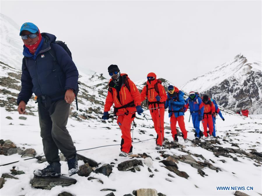 Des géomètres chinois arrivent au camp de base à une altitude de 6.500 mètres du mont Qomolangma