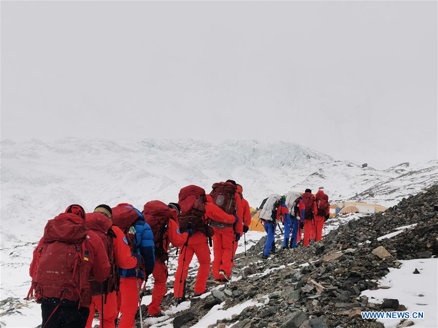 Des géomètres chinois arrivent au camp de base à une altitude de 6.500 mètres du mont Qomolangma