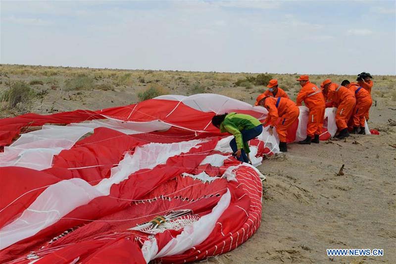 La capsule de retour du vaisseau spatial habité expérimental de la Chine revient avec succès