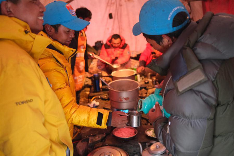 Le camp de transition du mont Everest à 5 800 mètres d'altitude