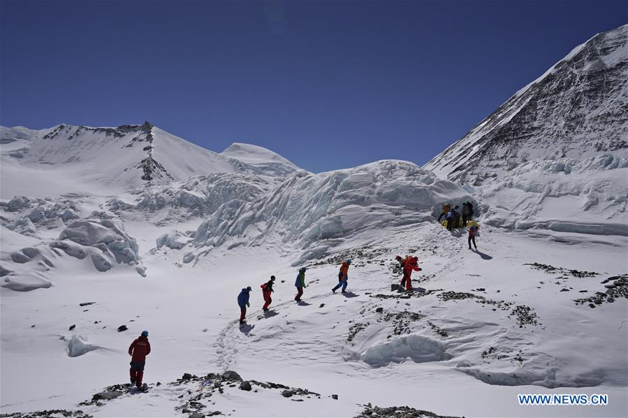 Chine : les géomètres retardent l'ascension vers le sommet du mont Qomolangma face au risque de coulées de neige