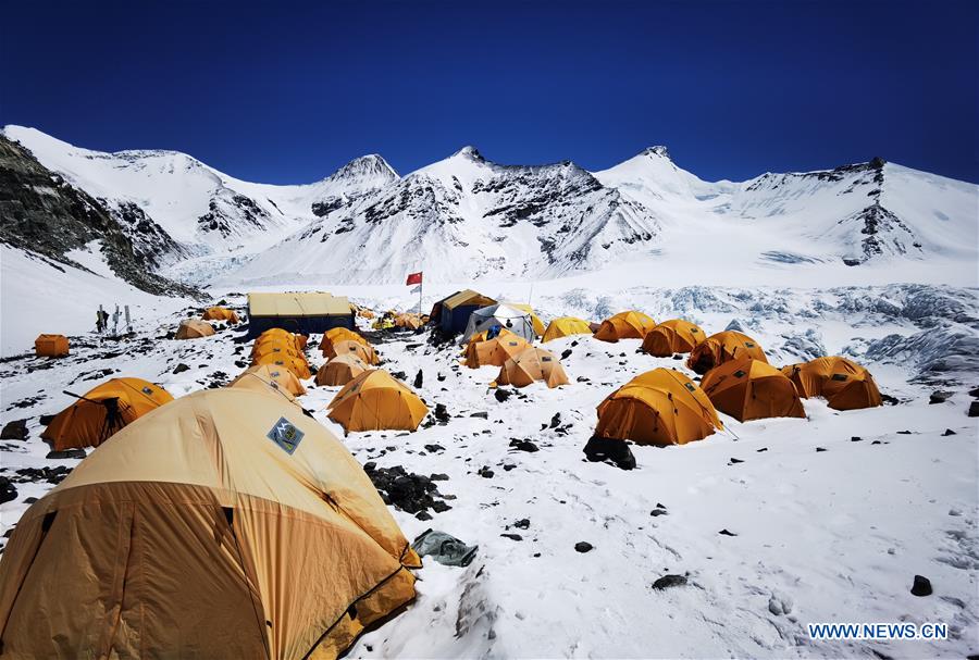 Chine : les géomètres retardent l'ascension vers le sommet du mont Qomolangma face au risque de coulées de neige