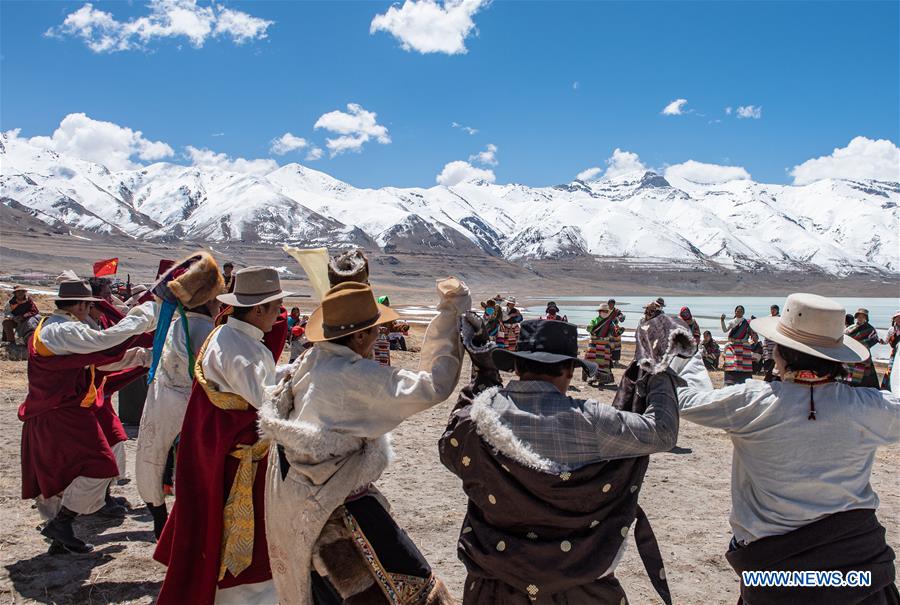 Chine : cérémonie du début du labour de printemps au Tibet