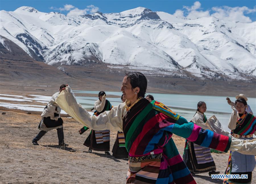 Chine : cérémonie du début du labour de printemps au Tibet