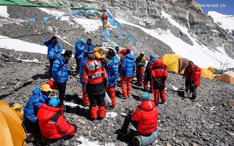 L'équipe de remesurage annonce une liste de 12 personnes qui monteront jusqu'au sommet du mont Qomolangma