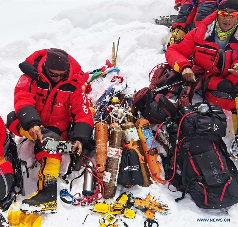 L'expédition chinoise retarde encore son ascension vers le sommet du mont Qomolangma