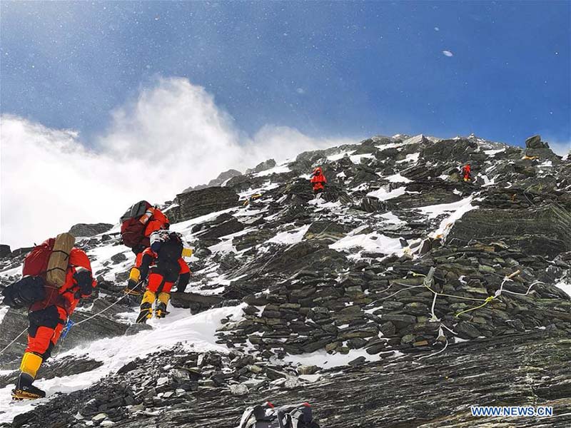 Une équipe chinoise de huit alpinistes tentent d'atteindre le sommet du mont Qomolangma mercredi