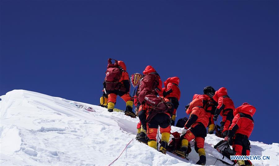 Une expédition chinoise effectue la mesure du plus haut sommet du monde