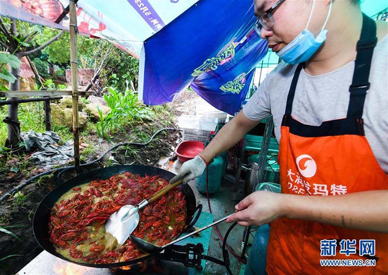 Le ? Carnaval de l'écrevisse ?, un festival agricole du début de l'été à Huzhou