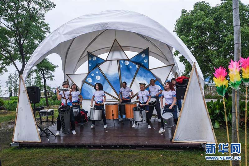 Le ? Carnaval de l'écrevisse ?, un festival agricole du début de l'été à Huzhou