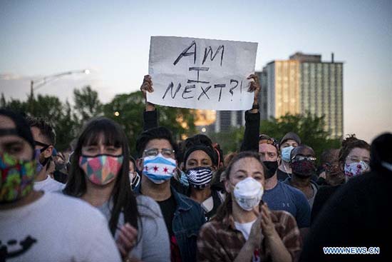 Etats-Unis : 2 morts par balles et 60 arrestations lors des manifestations à Chicago