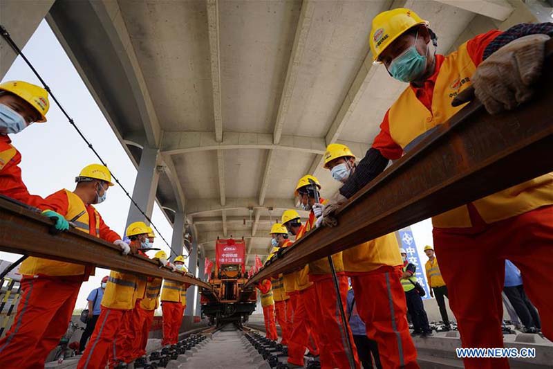 Pose de rails pour le chemin de fer interurbain Beijing-Xiongan