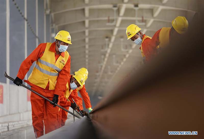 Pose de rails pour le chemin de fer interurbain Beijing-Xiongan