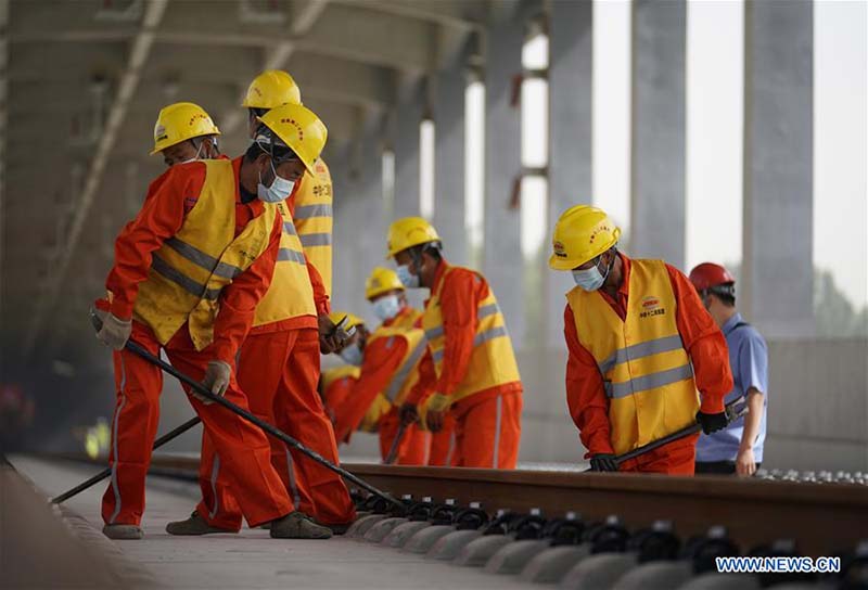 Pose de rails pour le chemin de fer interurbain Beijing-Xiongan