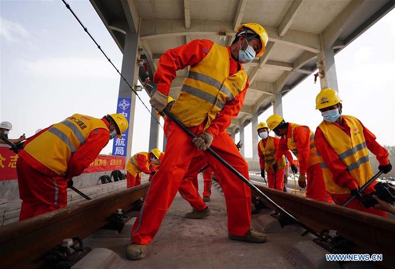 Pose de rails pour le chemin de fer interurbain Beijing-Xiongan