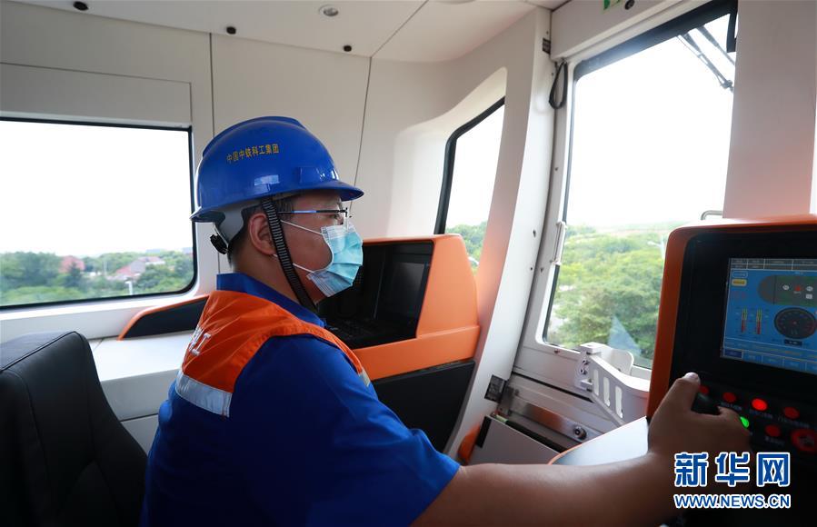 Le premier essai par temps chaud du ? train air rail? du Hubei se déroule sans accroc