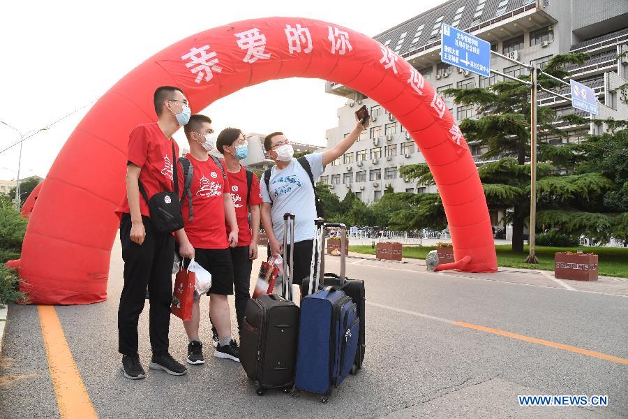 Retour sur les campus des étudiants universitaires en dernière année à Beijing