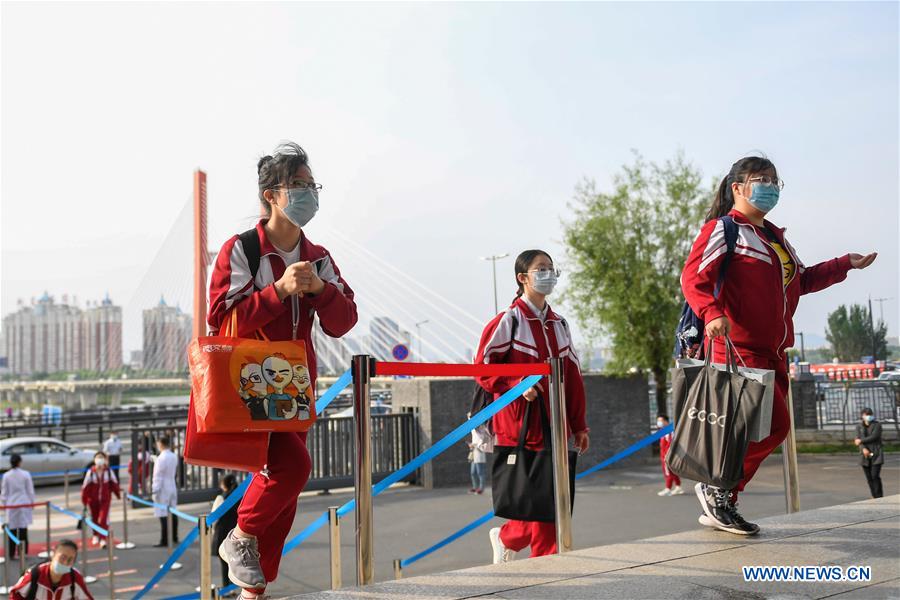 Reprise des cours des élèves en dernière année des écoles secondaires à Jilin