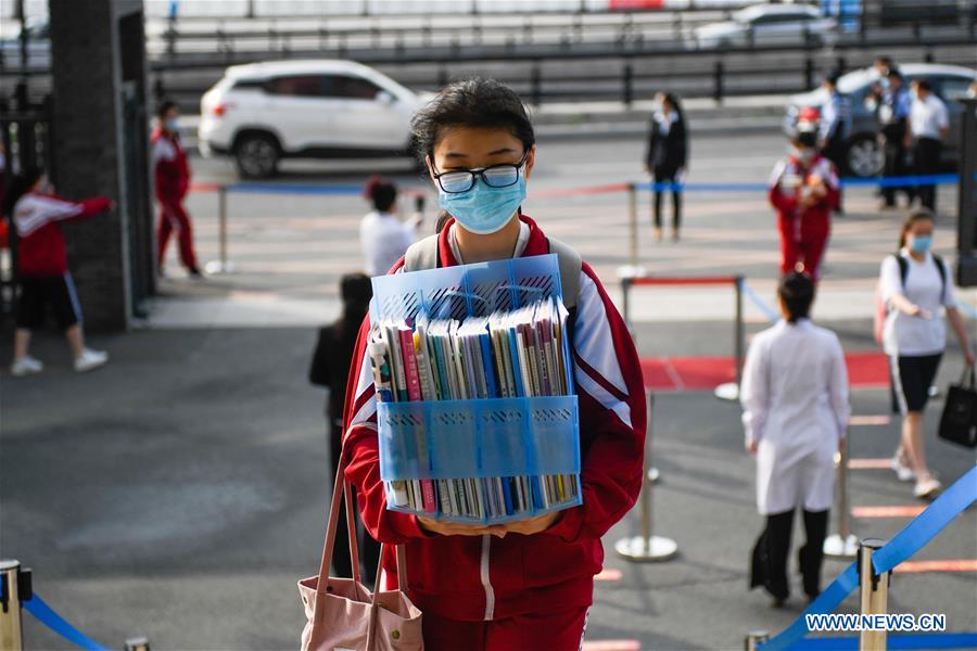 Reprise des cours des élèves en dernière année des écoles secondaires à Jilin