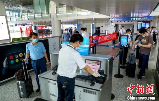 Arrivée à Beijing du premier vol en provenance de la ville de Wuhan rouverte