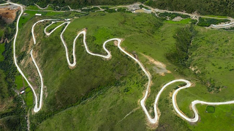 Une autoroute à haute altitude construite sur le pas de porte des bergers 