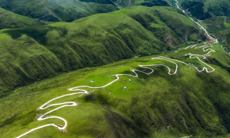 Une autoroute à haute altitude construite sur le pas de porte des bergers 