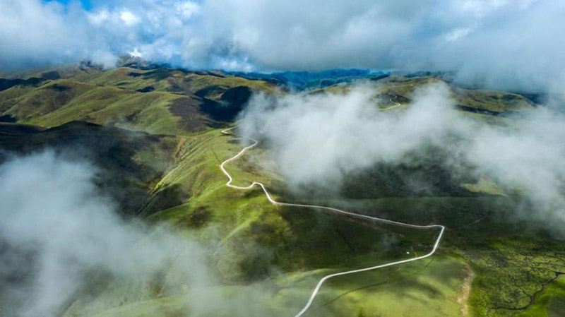 Une autoroute à haute altitude construite sur le pas de porte des bergers 