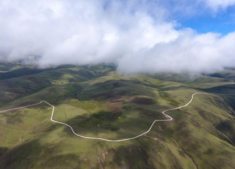 Une autoroute à haute altitude construite sur le pas de porte des bergers 