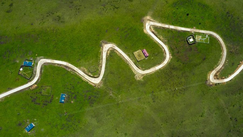 Une autoroute à haute altitude construite sur le pas de porte des bergers 