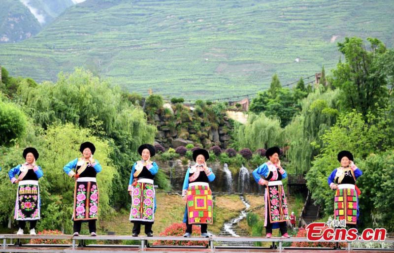 Une cérémonie traditionnelle d'ouverture des portes au Sichuan