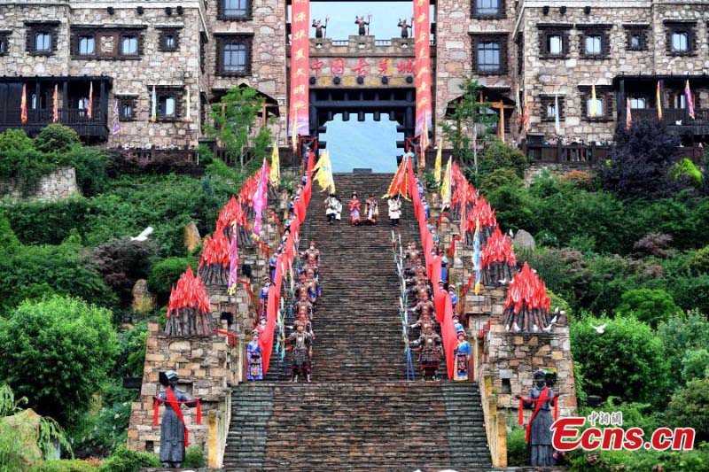 Une cérémonie traditionnelle d'ouverture des portes au Sichuan