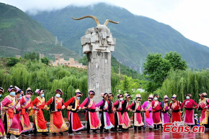 Une cérémonie traditionnelle d'ouverture des portes au Sichuan