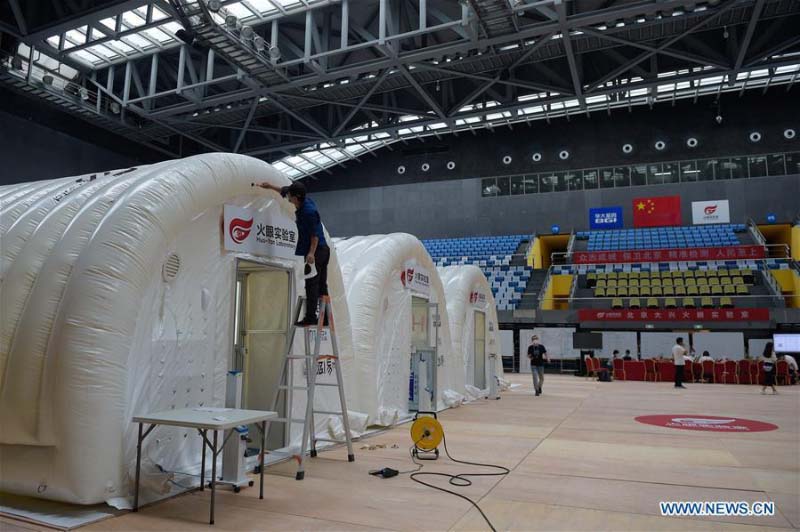 Un laboratoire de test du COVID-19 construit avec une structure gonflable mis en service à Beijing