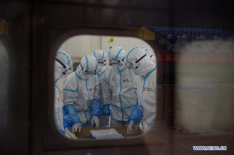 Un laboratoire de test du COVID-19 construit avec une structure gonflable mis en service à Beijing