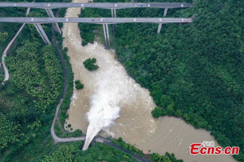 Ouverture des vannes d'un barrage à la suite de fortes pluies dans l'Anhui