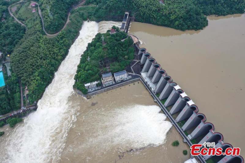 Ouverture des vannes d'un barrage à la suite de fortes pluies dans l'Anhui