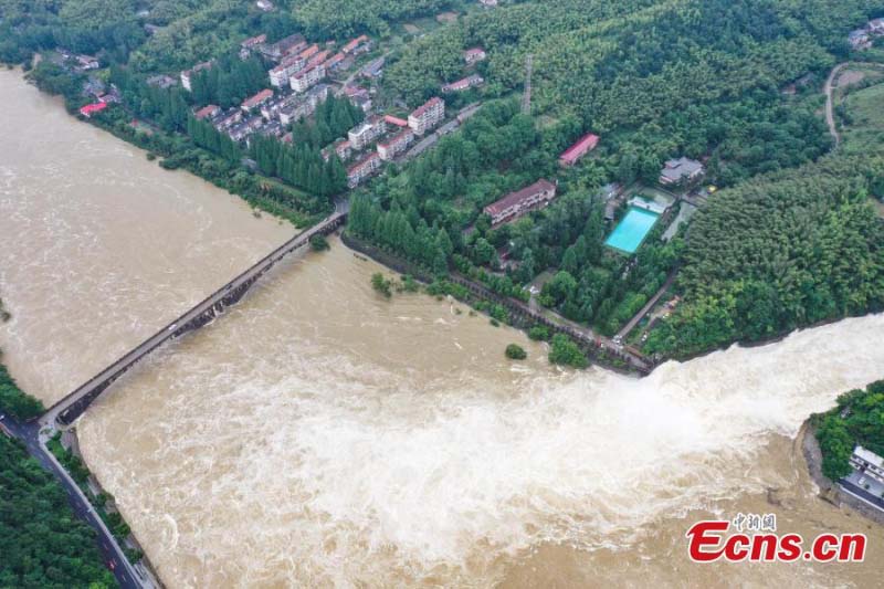 Ouverture des vannes d'un barrage à la suite de fortes pluies dans l'Anhui