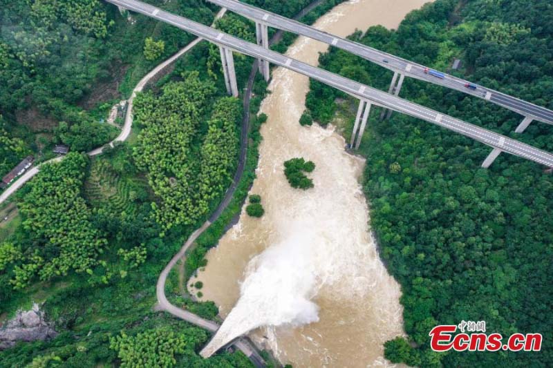 Ouverture des vannes d'un barrage à la suite de fortes pluies dans l'Anhui