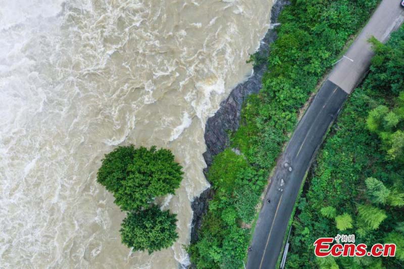 Ouverture des vannes d'un barrage à la suite de fortes pluies dans l'Anhui