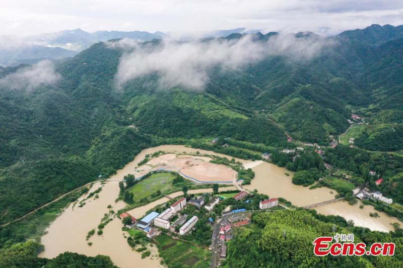 Ouverture des vannes d'un barrage à la suite de fortes pluies dans l'Anhui