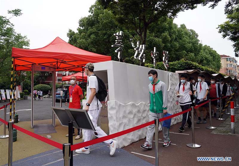 (COVID-19) Shanghai : des élèves passent l'examen d'entrée au lycée