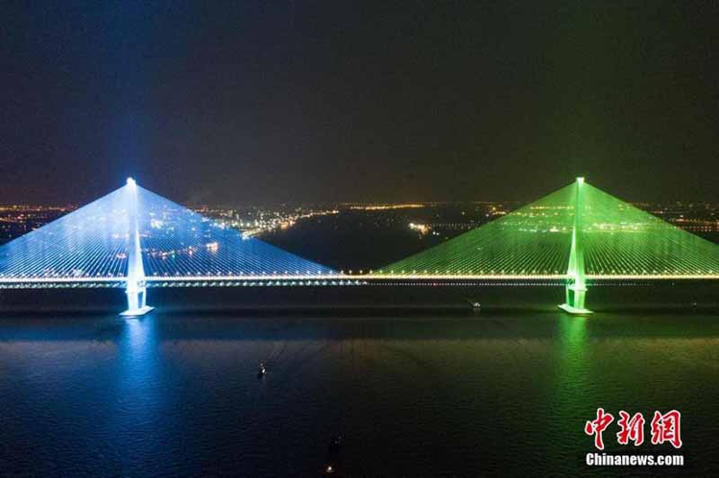 Le pont reliant Nantong et Zhangjiagang ouvre à la circulation 